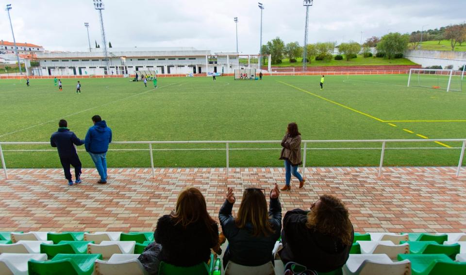 Jogo Novo Feliz Do Pai Com Seu Futebol Pequeno Do Filho No Pa