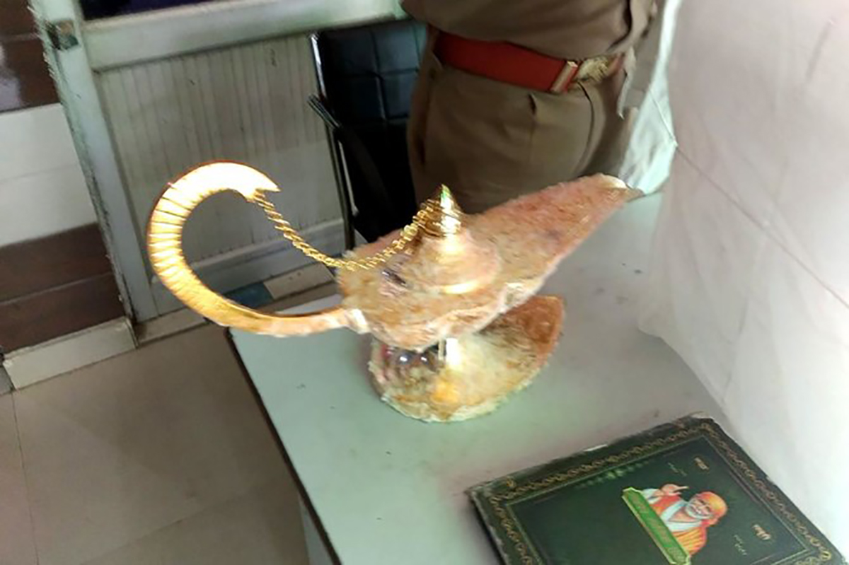 Dois homens são presos na Índia por vender 'lâmpada mágica' para médico  local